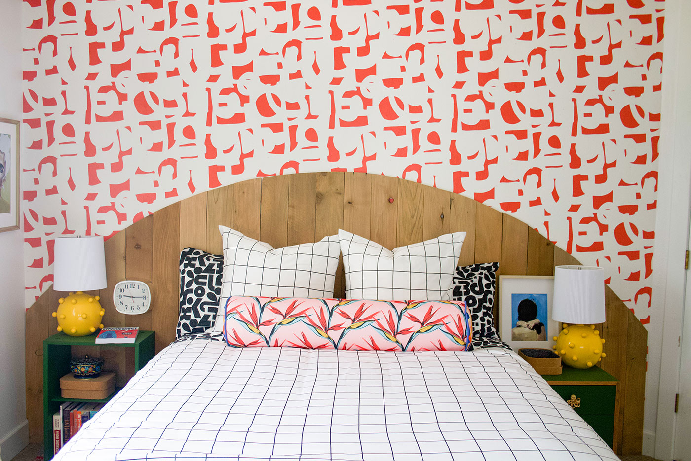 how to mix Mix patterns and colors in a bedroom