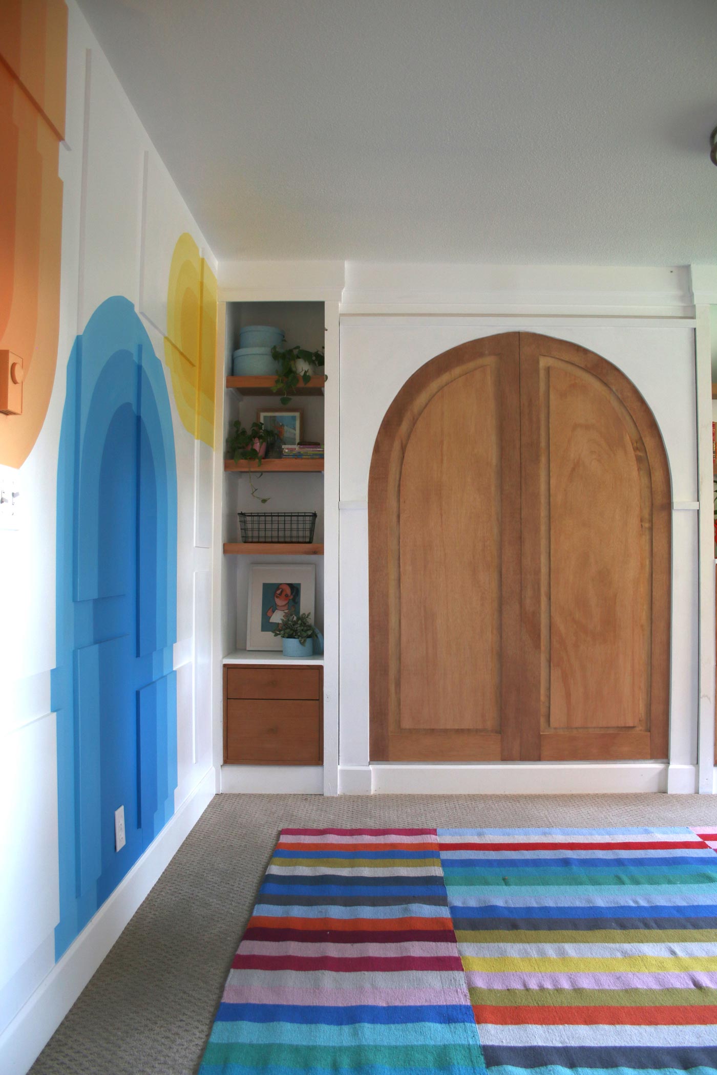 feature-wall-with-painted-arches-and-murphy-bed-with-arched-doors