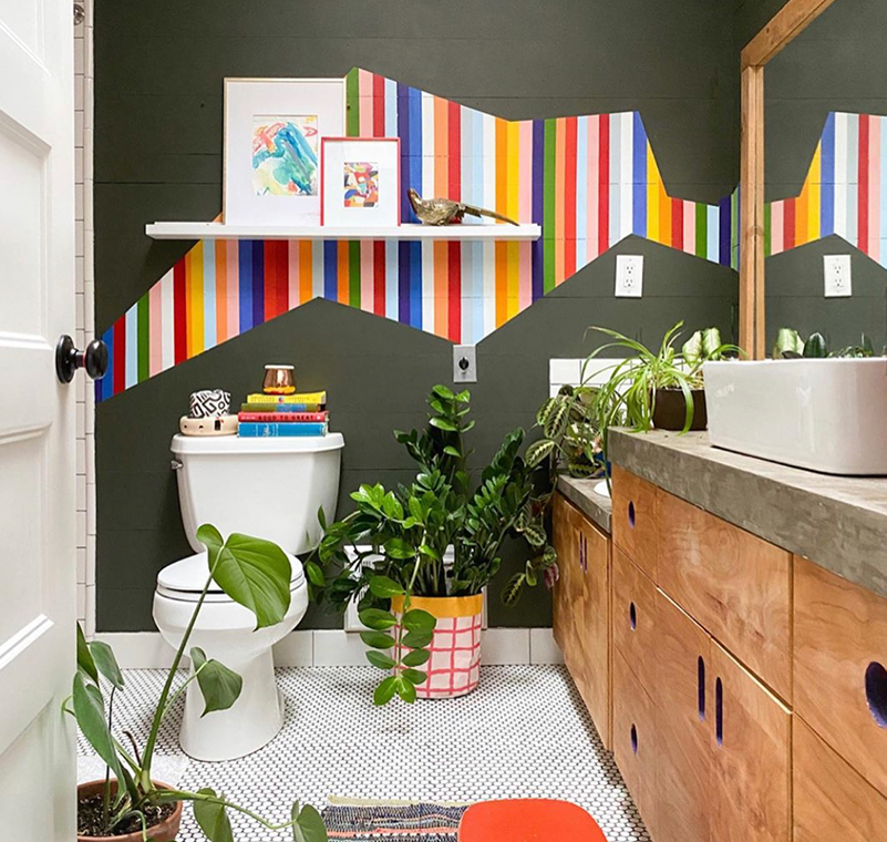 colorful-stripe-bathroom-mural-by-banyan-bridges-banyanbridges